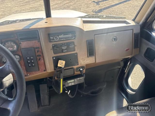 Image of Peterbilt 330 equipment image 4
