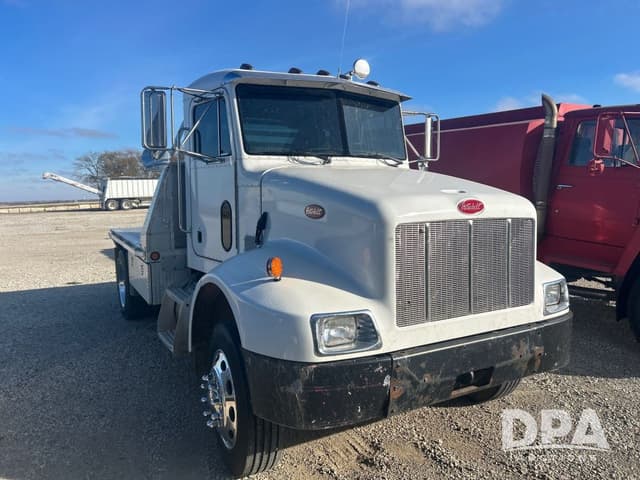 Image of Peterbilt 330 equipment image 2
