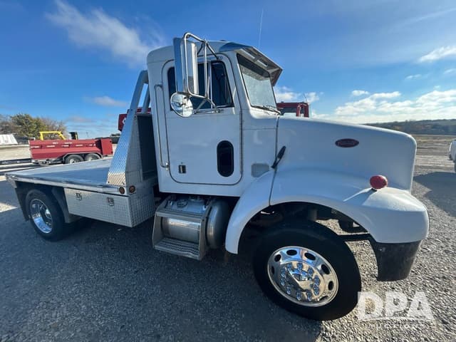 Image of Peterbilt 330 equipment image 3