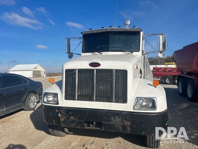 Image of Peterbilt 330 equipment image 1