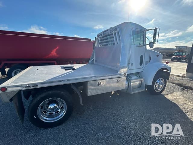 Image of Peterbilt 330 equipment image 4