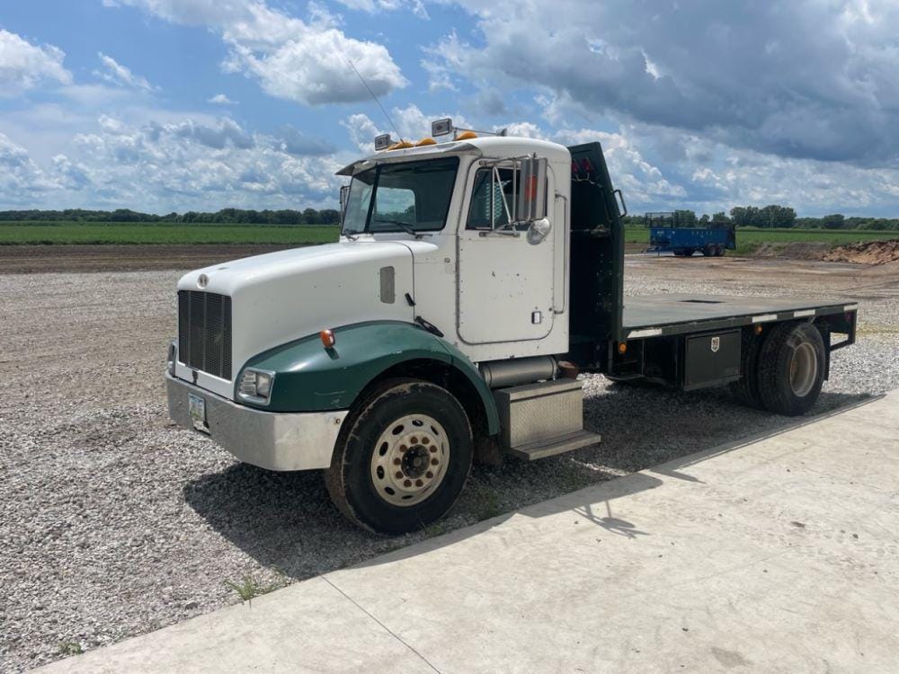 Main image Peterbilt 330