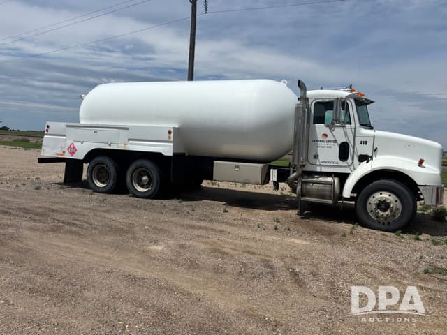 Image of Peterbilt 330 equipment image 2