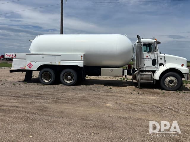 Image of Peterbilt 330 equipment image 3