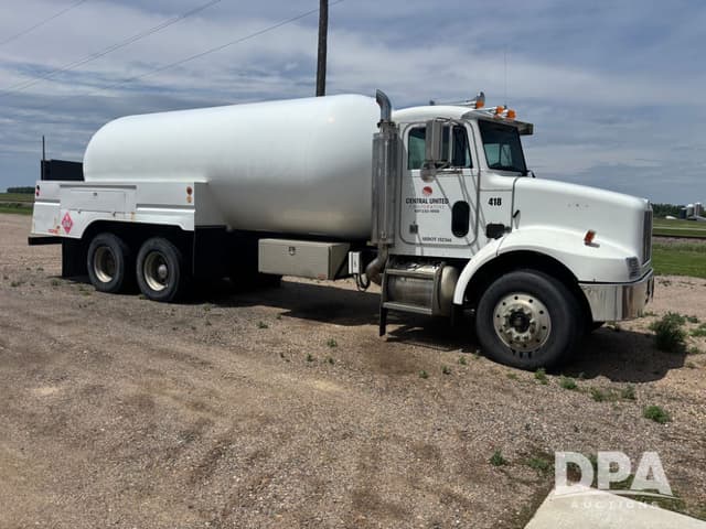 Image of Peterbilt 330 equipment image 1