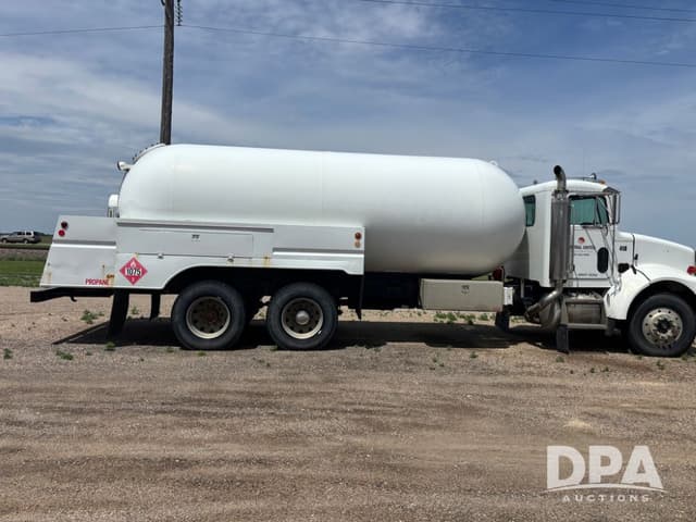 Image of Peterbilt 330 equipment image 4