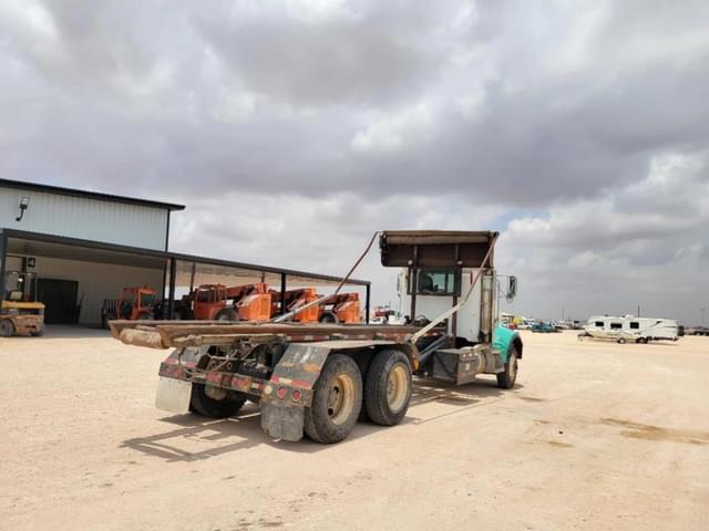 Image of Peterbilt 330 equipment image 4