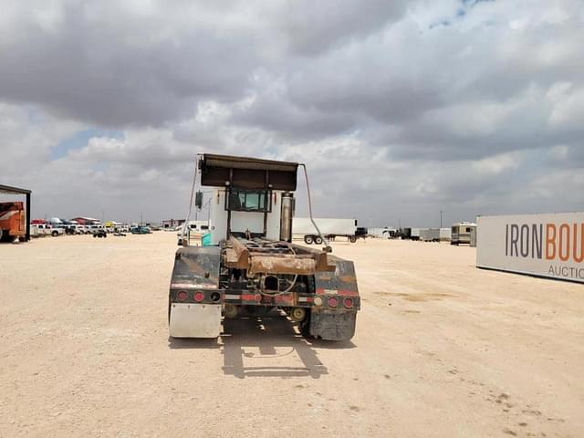 Image of Peterbilt 330 equipment image 3
