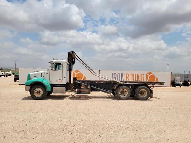 Image of Peterbilt 330 equipment image 1