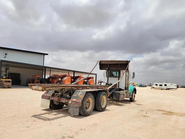 Image of Peterbilt 330 equipment image 4