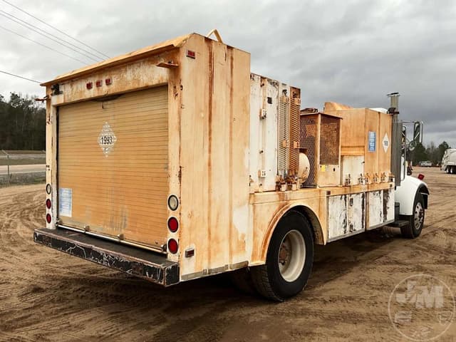 Image of Peterbilt 330 equipment image 4