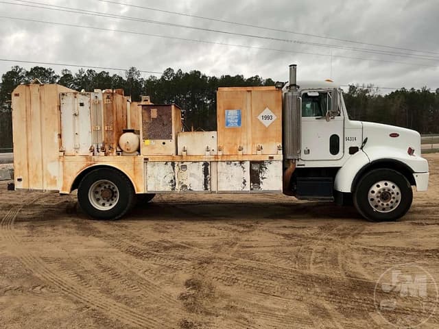 Image of Peterbilt 330 equipment image 3