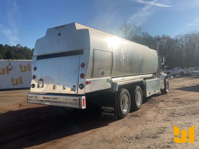 Image of Peterbilt 330 equipment image 4