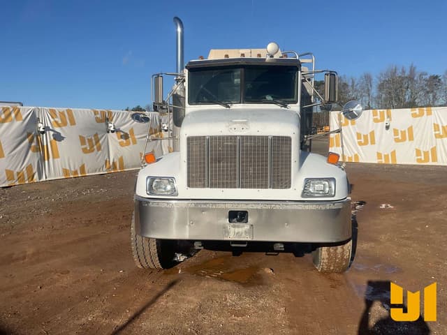 Image of Peterbilt 330 equipment image 1