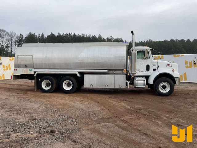 Image of Peterbilt 330 equipment image 3