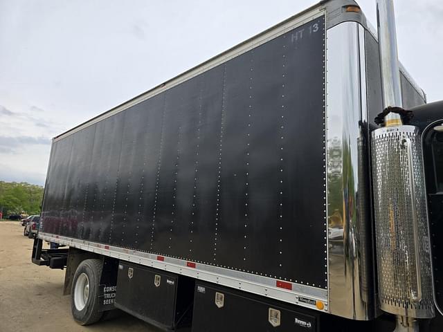 Image of Peterbilt 335 equipment image 3