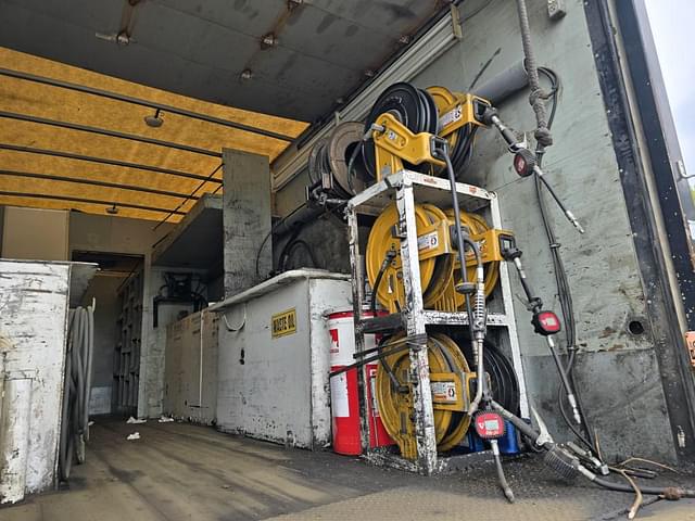 Image of Peterbilt 335 equipment image 4