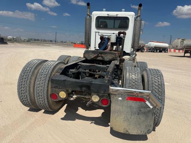 Image of Peterbilt 385 equipment image 4