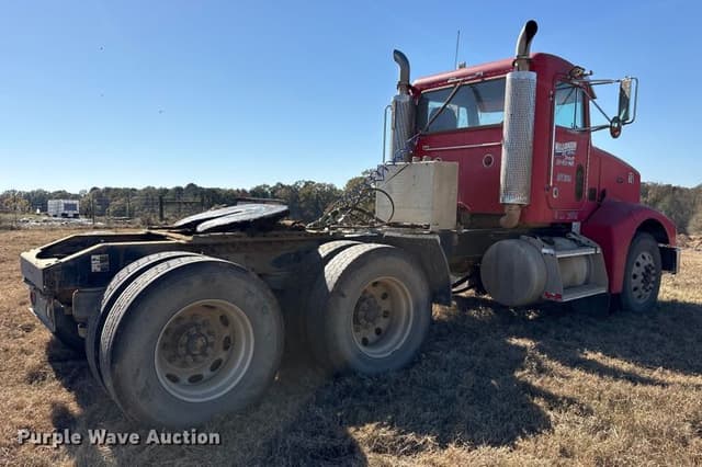 Image of Peterbilt 385 equipment image 4