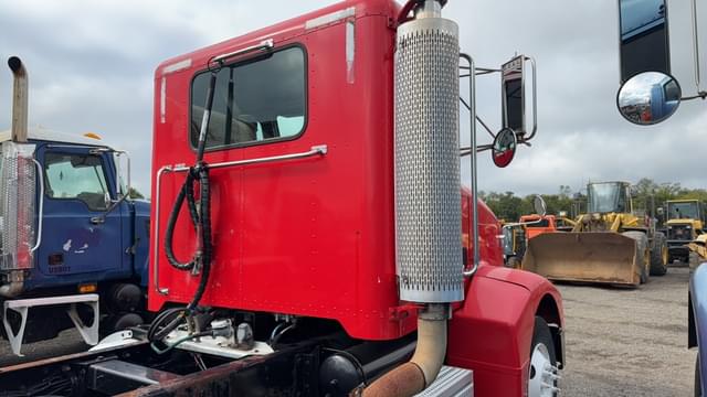 Image of Peterbilt 385 equipment image 4