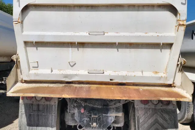 Image of Peterbilt 385 equipment image 4