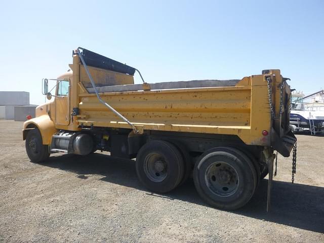 Image of Peterbilt 330 equipment image 3