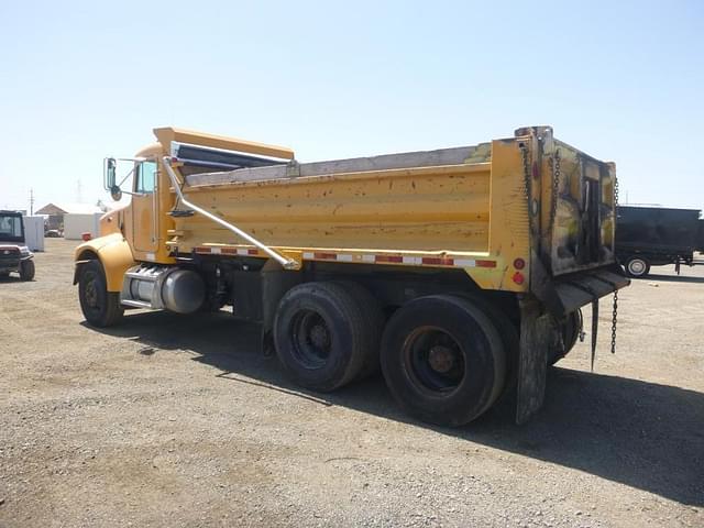 Image of Peterbilt 330 equipment image 3