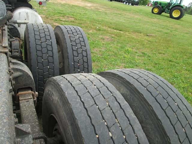 Image of Peterbilt 379 equipment image 4