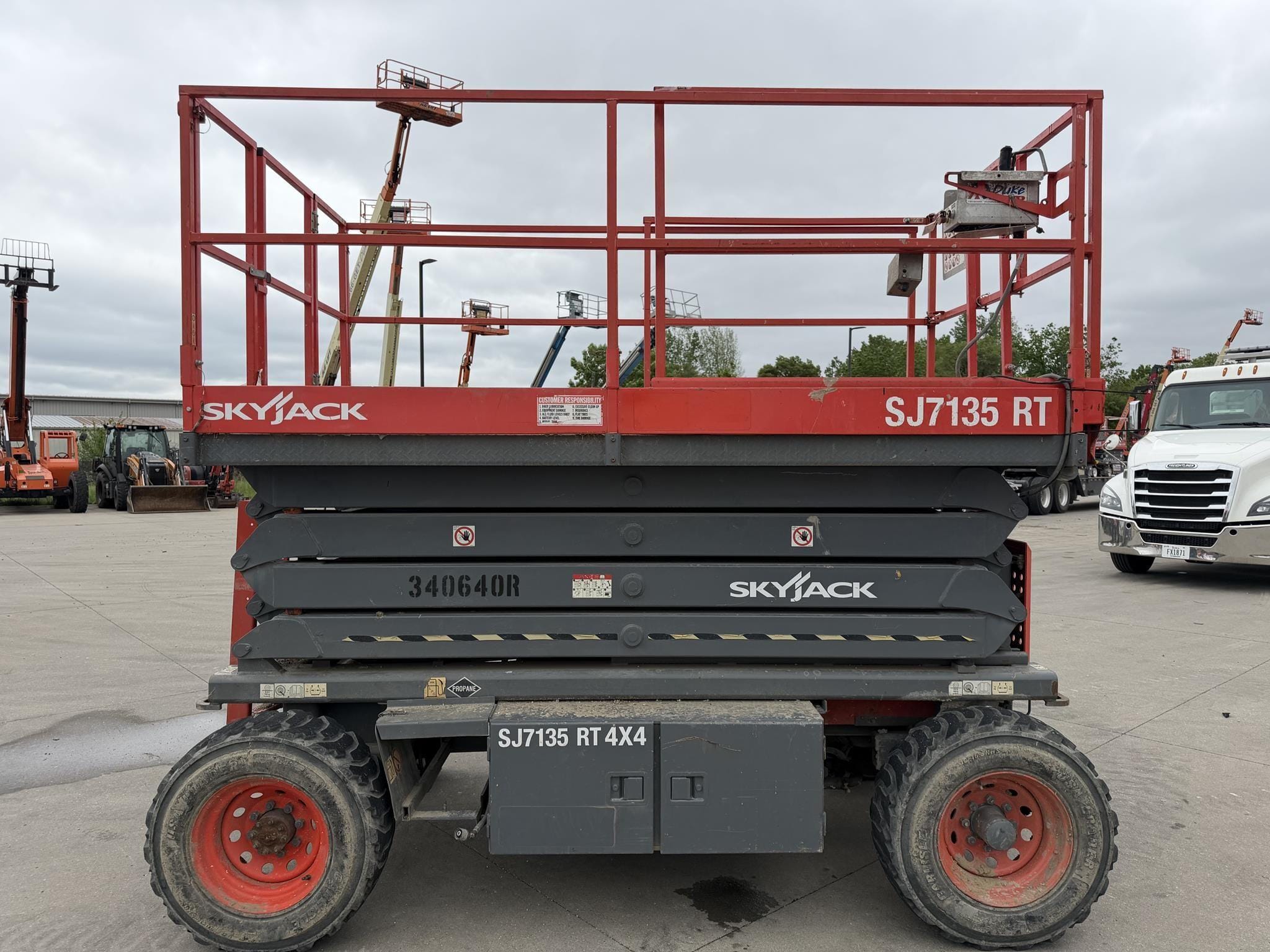 2004 Sky Jack SJ7135RT Equipment Image0