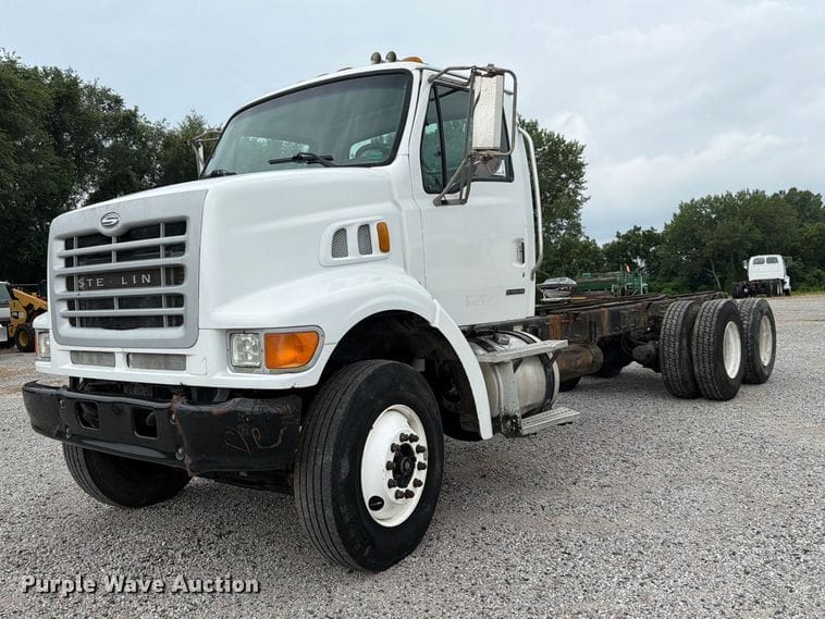 2004 Sterling L7500 Equipment Image0