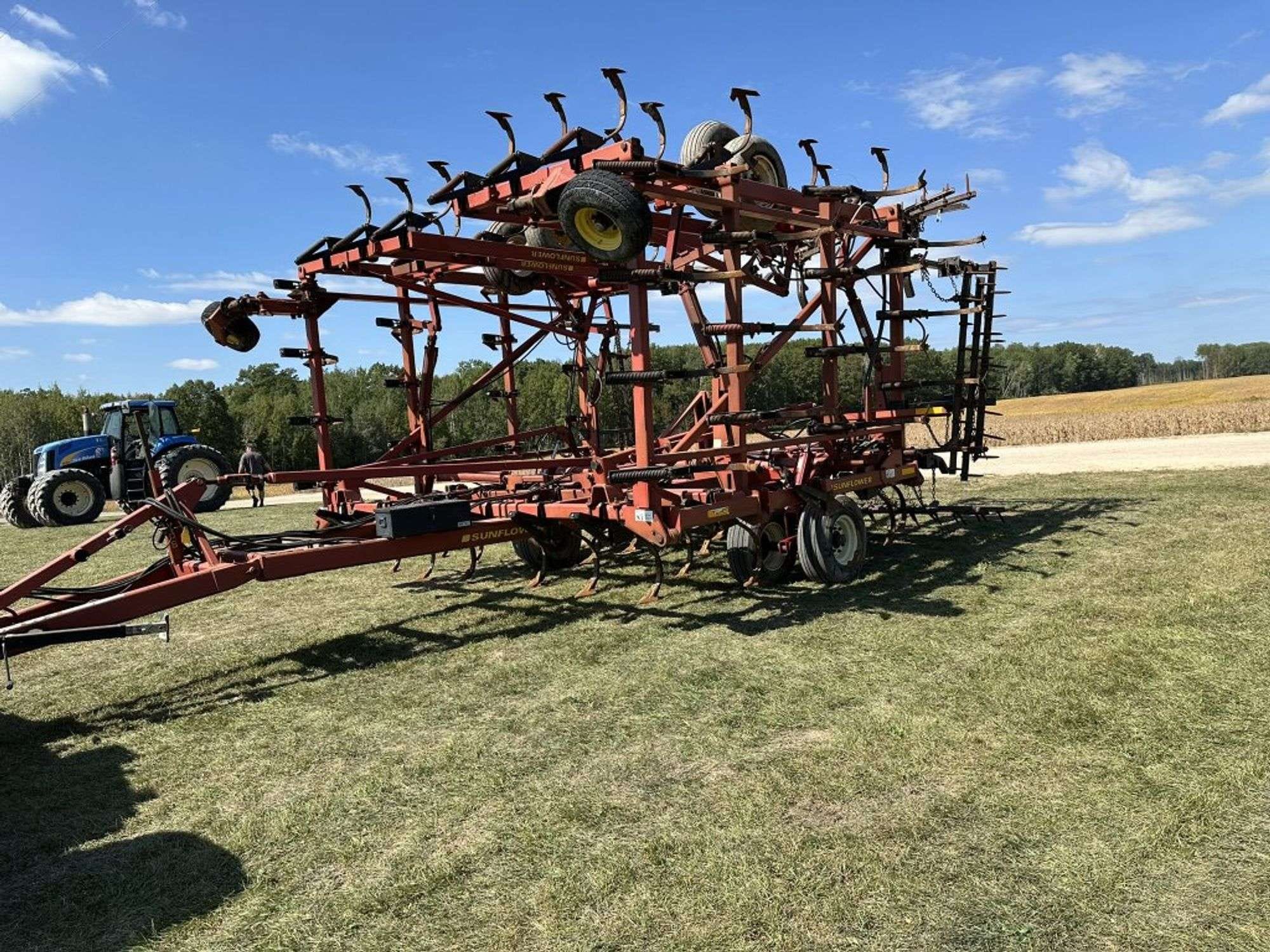 2004 Sunflower 5135-42 Equipment Image0