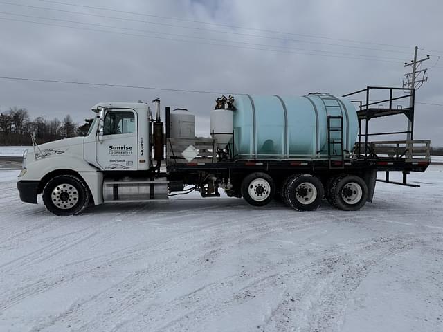 Image of Freightliner Columbia equipment image 2