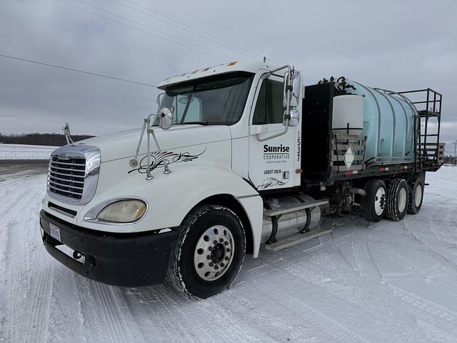 Image of Freightliner Columbia equipment image 1