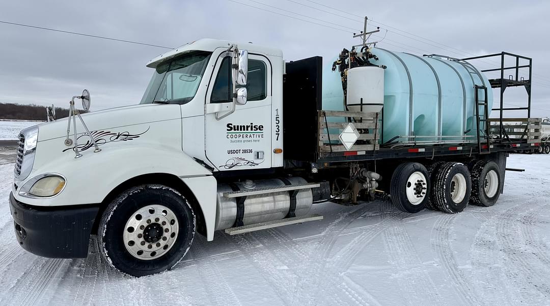 Image of Freightliner Columbia Primary image