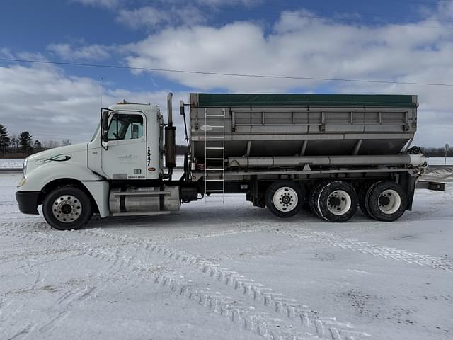 Image of Freightliner Columbia equipment image 2