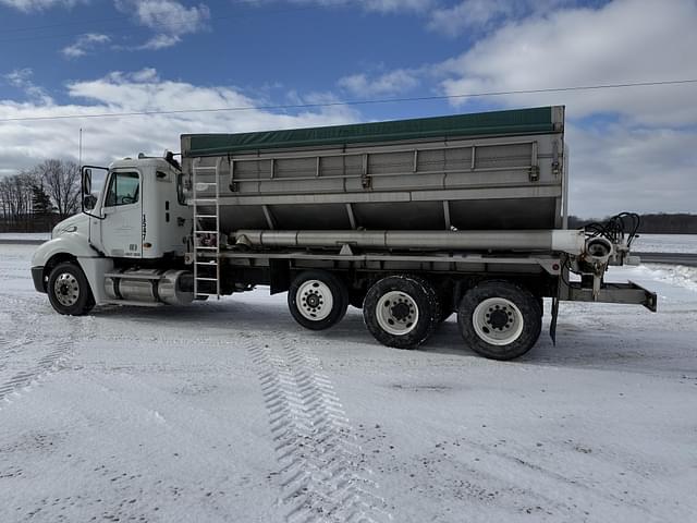 Image of Freightliner Columbia equipment image 3