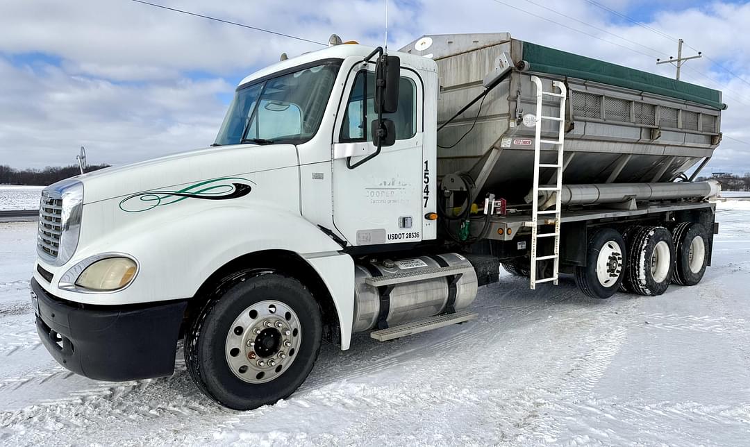 Image of Freightliner Columbia Primary image