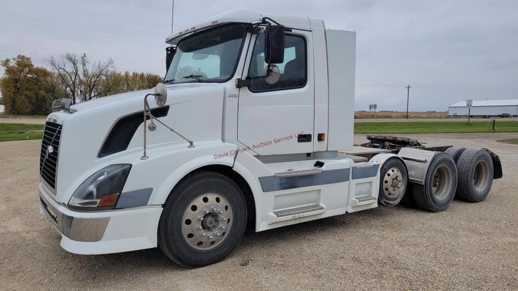 2004 Volvo VNL Equipment Image0