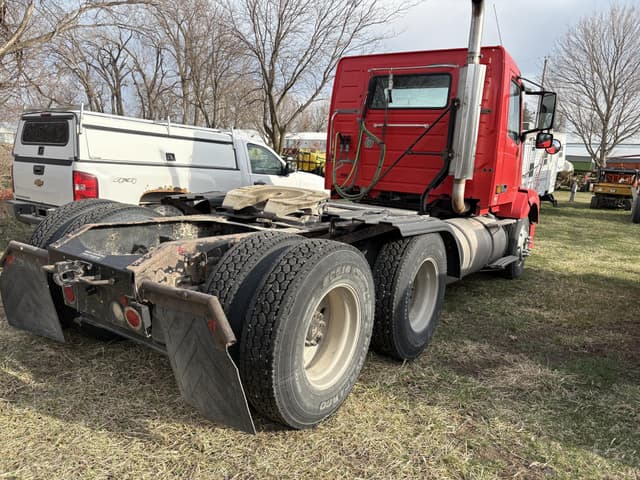 Image of Volvo VNL64T300 equipment image 4