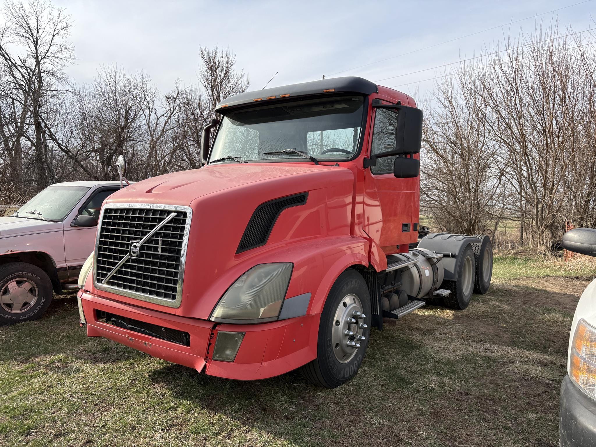 2004 Volvo VNL64T300 Equipment Image0