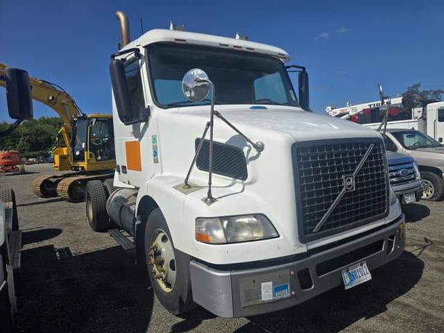 Image of Volvo VNM equipment image 2