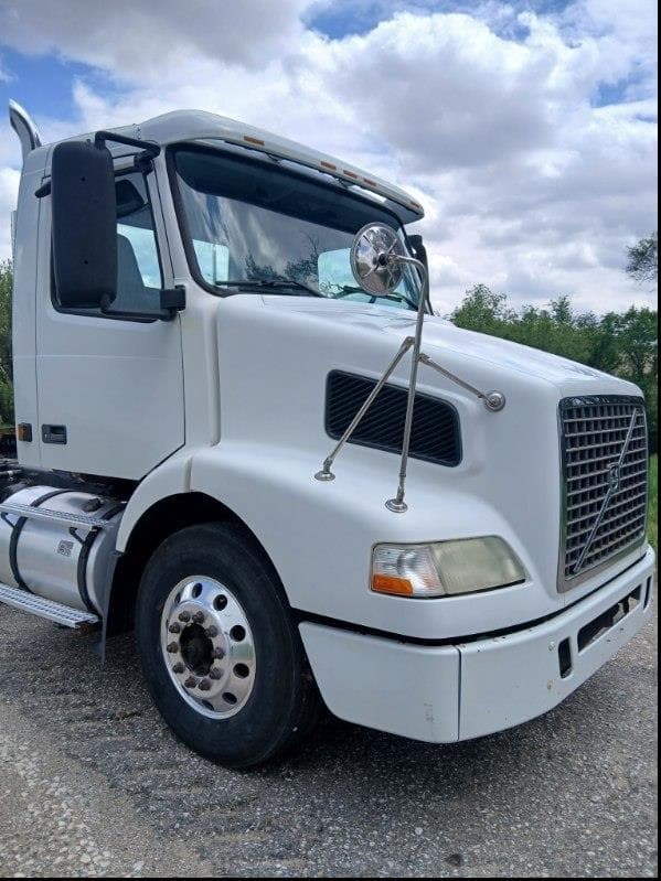 Image of Volvo VNM64T200 equipment image 2
