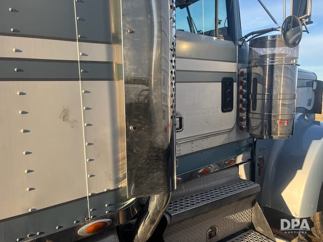 Image of Kenworth W900L equipment image 3