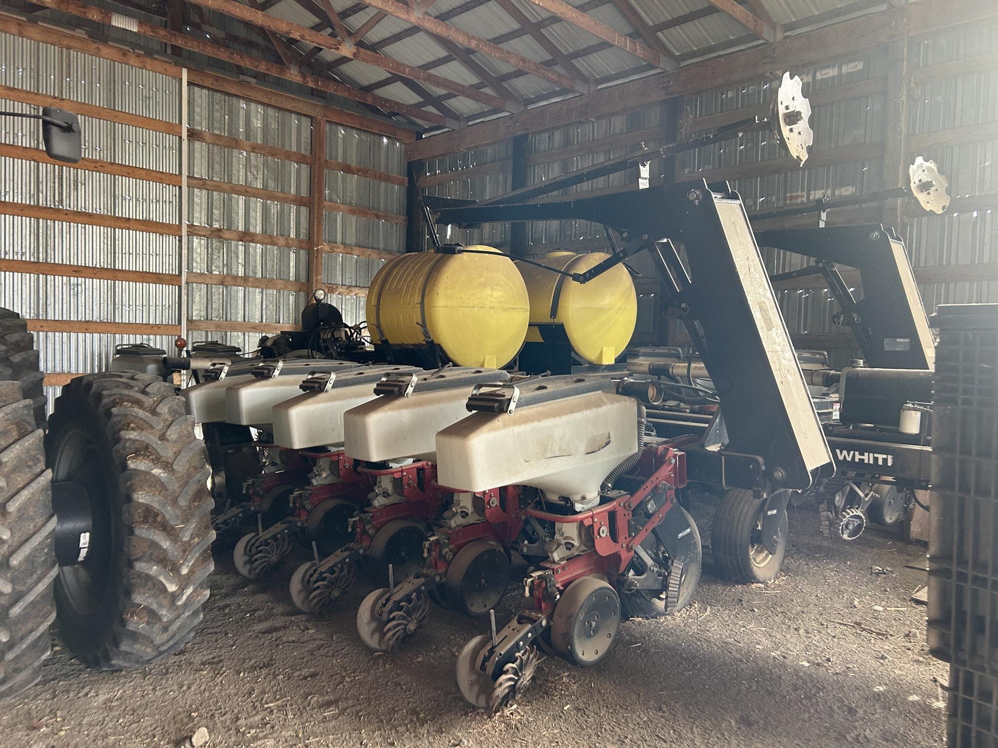 2004 White 8516 Equipment Image0