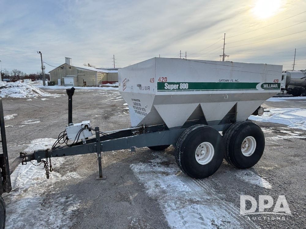 2004 Willmar Super 800 Equipment Image0