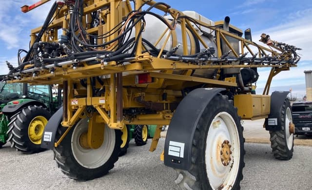 Image of Ag-Chem RoGator 1064 equipment image 3