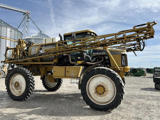 Image of Ag-Chem RoGator 1064 equipment image 1