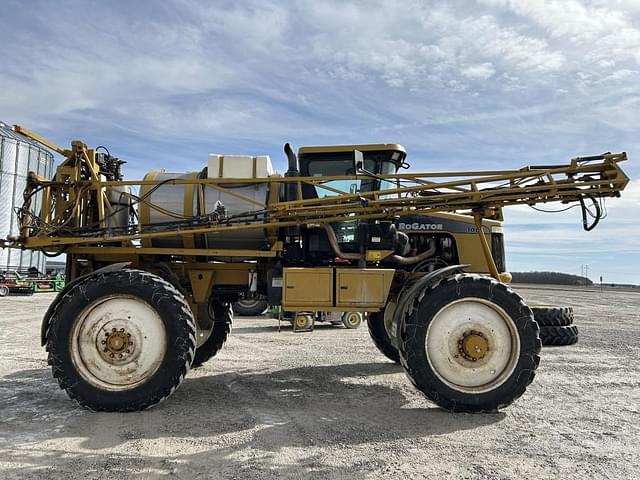 Image of Ag-Chem RoGator 1064 equipment image 3