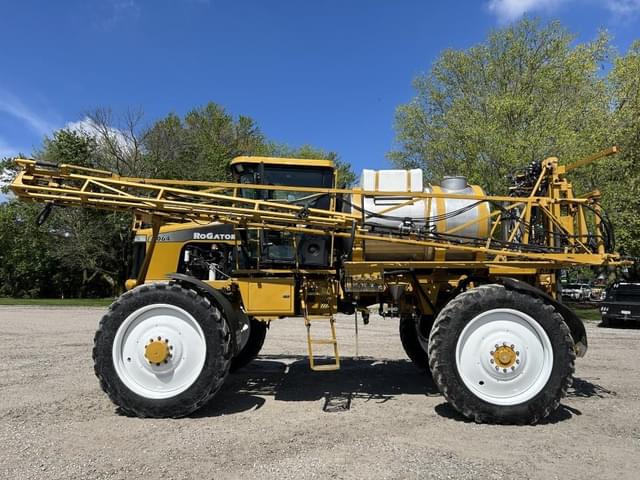 Image of Ag-Chem RoGator 1064 equipment image 2