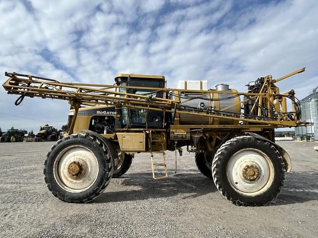 Image of Ag-Chem RoGator 1064 equipment image 2